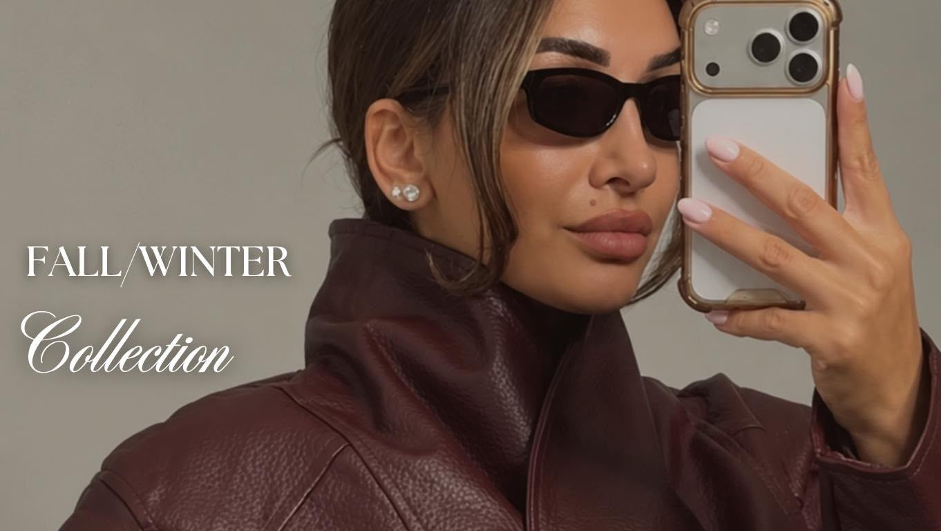 Model in een bordeauxrode leren jas voor de Fall Winter Collection